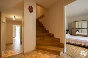 4 Schlafzimmer, Bügeleisen/Bügelbrett