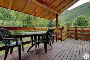 Outdoor dining - L'ombre - Chaley - Gîte (CHALEY)