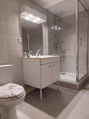 Douche, sèche-cheveux, serviettes fournies