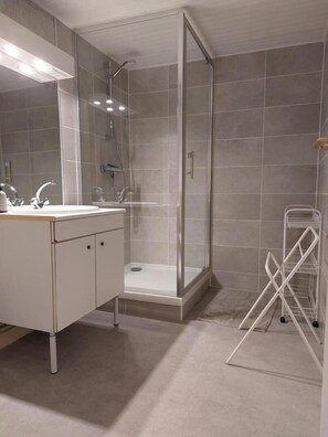 Douche, sèche-cheveux, serviettes fournies