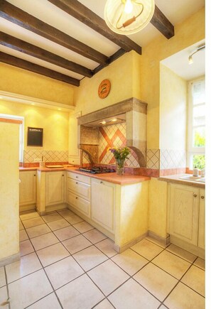 Microwave, oven, dishwasher, coffee/tea maker