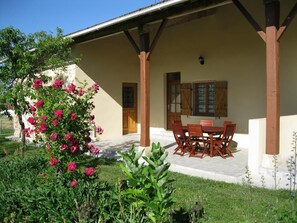 Outdoor dining - Le Tilleul - Laiz - Gîte (LAIZ)