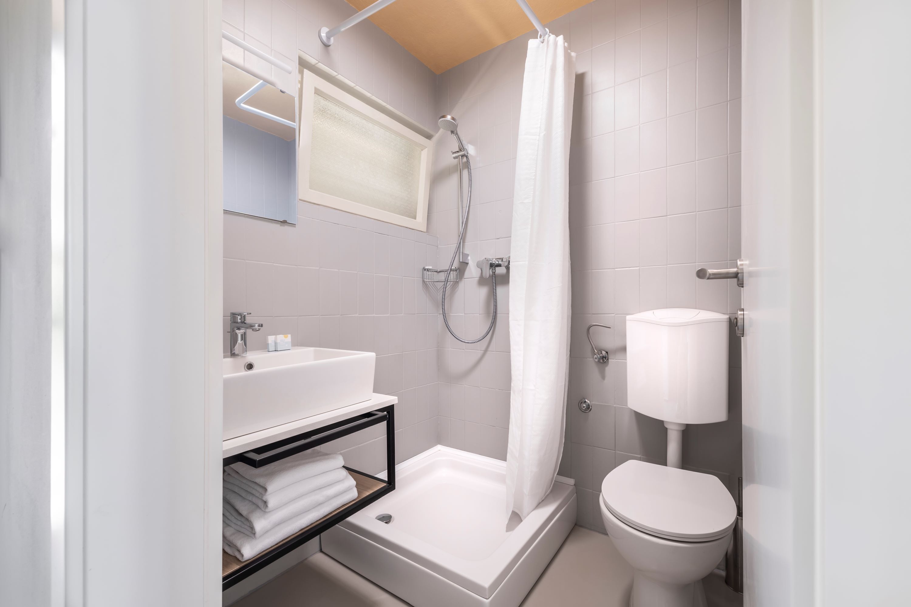 Ein modernes Badezimmer mit Badewanne, Toilette und Waschbecken.