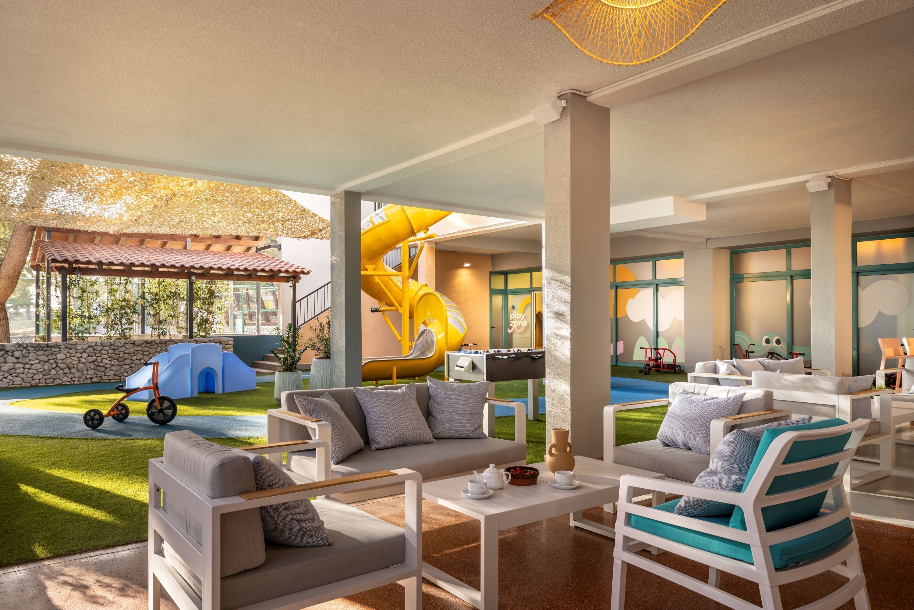 2 bars/lounges
