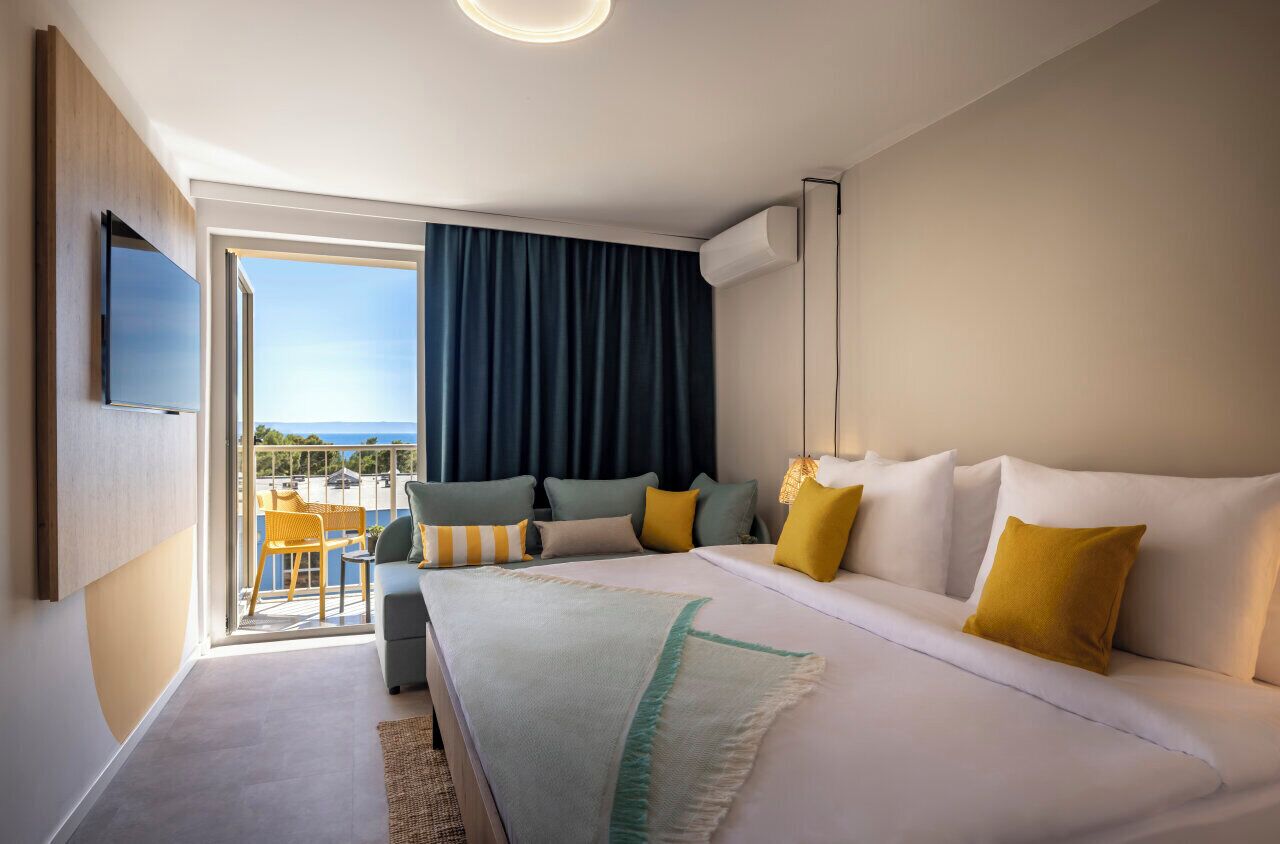 Minibar, free WiFi, bed sheets