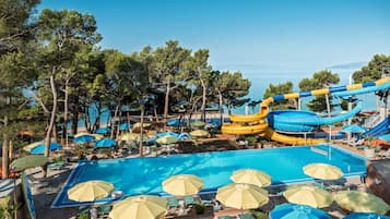 Piscine extérieure (ouverte en saison), parasols de plage