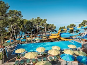 Seasonal outdoor pool, pool umbrellas, pool loungers - Sunny Makarska by Valamar (Makarska)