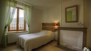 3 bedrooms, iron/ironing board, free WiFi, bed sheets