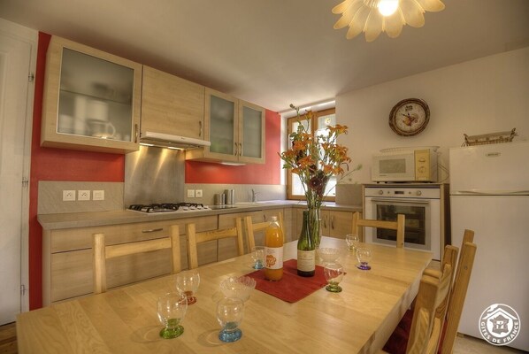 Microwave, oven, dishwasher, coffee/tea maker