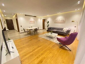Smart TV - Luxurious Apartment Lakeview 2BR (New cairo)
