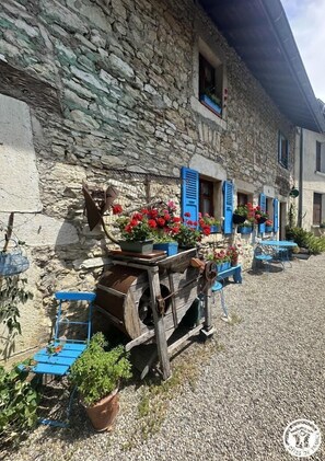 Outdoor dining - Chez Fefe - Contrevoz (CONTREVOZ)