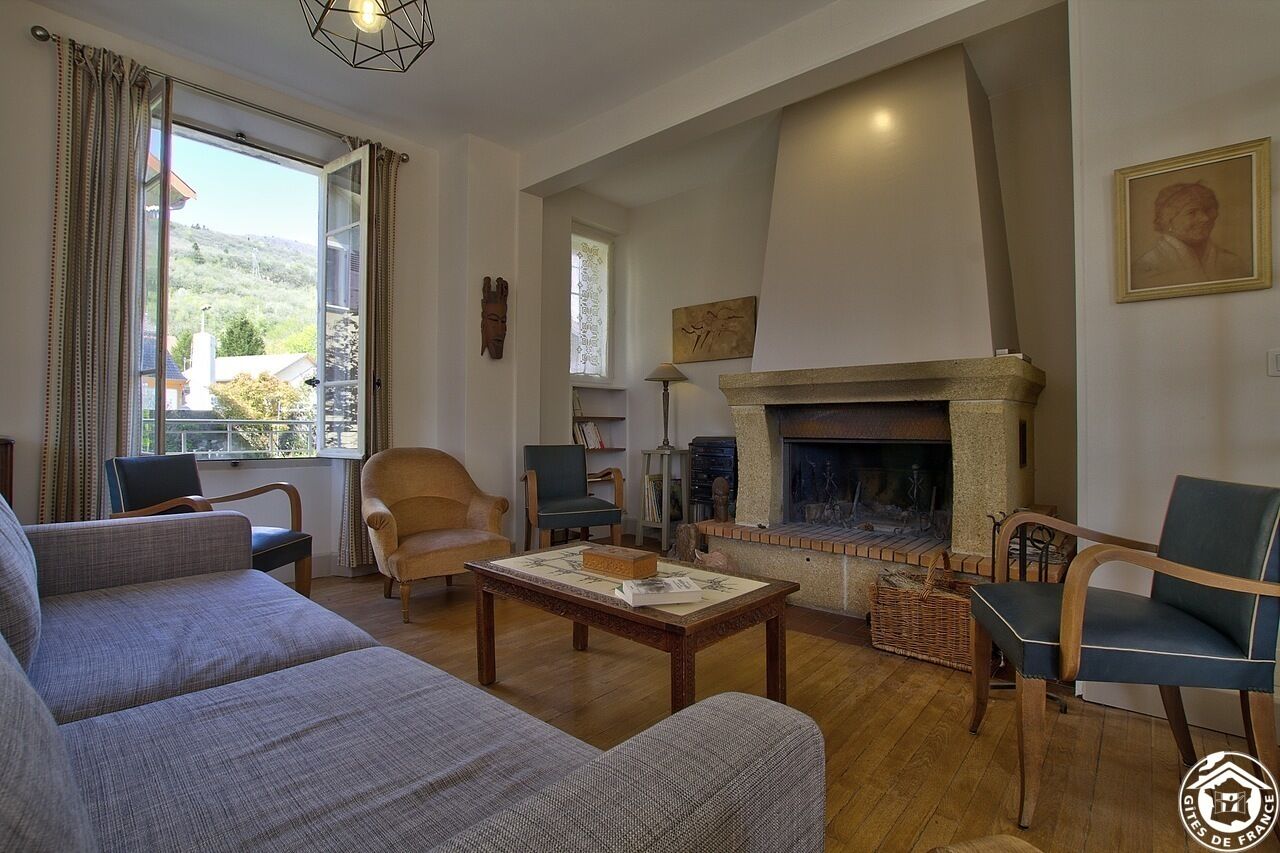 Televisión y chimenea 