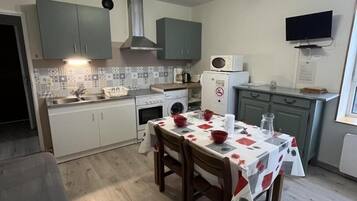 Micro-ondes, four, cafetière/bouilloire, grille-pain