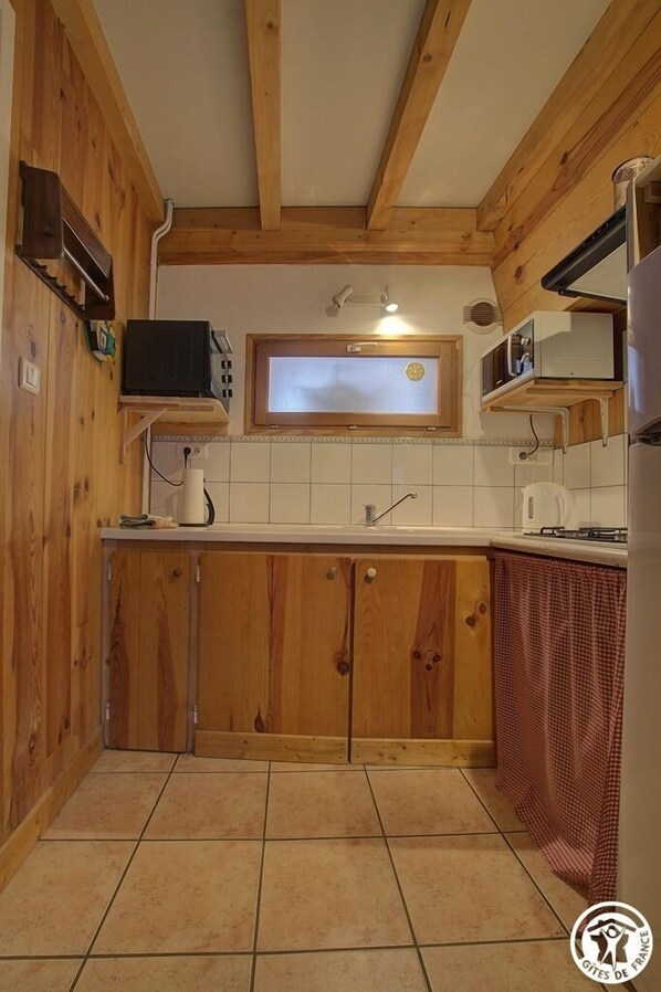 Microwave, oven, coffee/tea maker, toaster