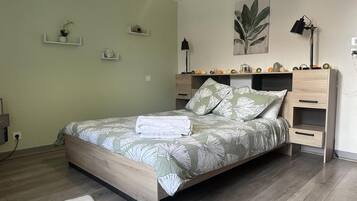 2 bedrooms, iron/ironing board, free WiFi, bed sheets