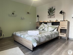 2 makuuhuonetta, silitysrauta/-lauta, ilmainen Wi-Fi, vuodevaatteet