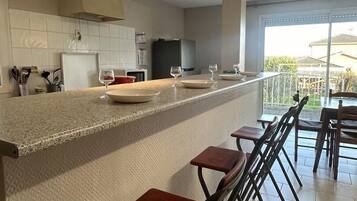 Micro-ondes, four, lave-vaisselle, cafetière/bouilloire