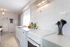 Een magnetron, een oven, een vaatwasser