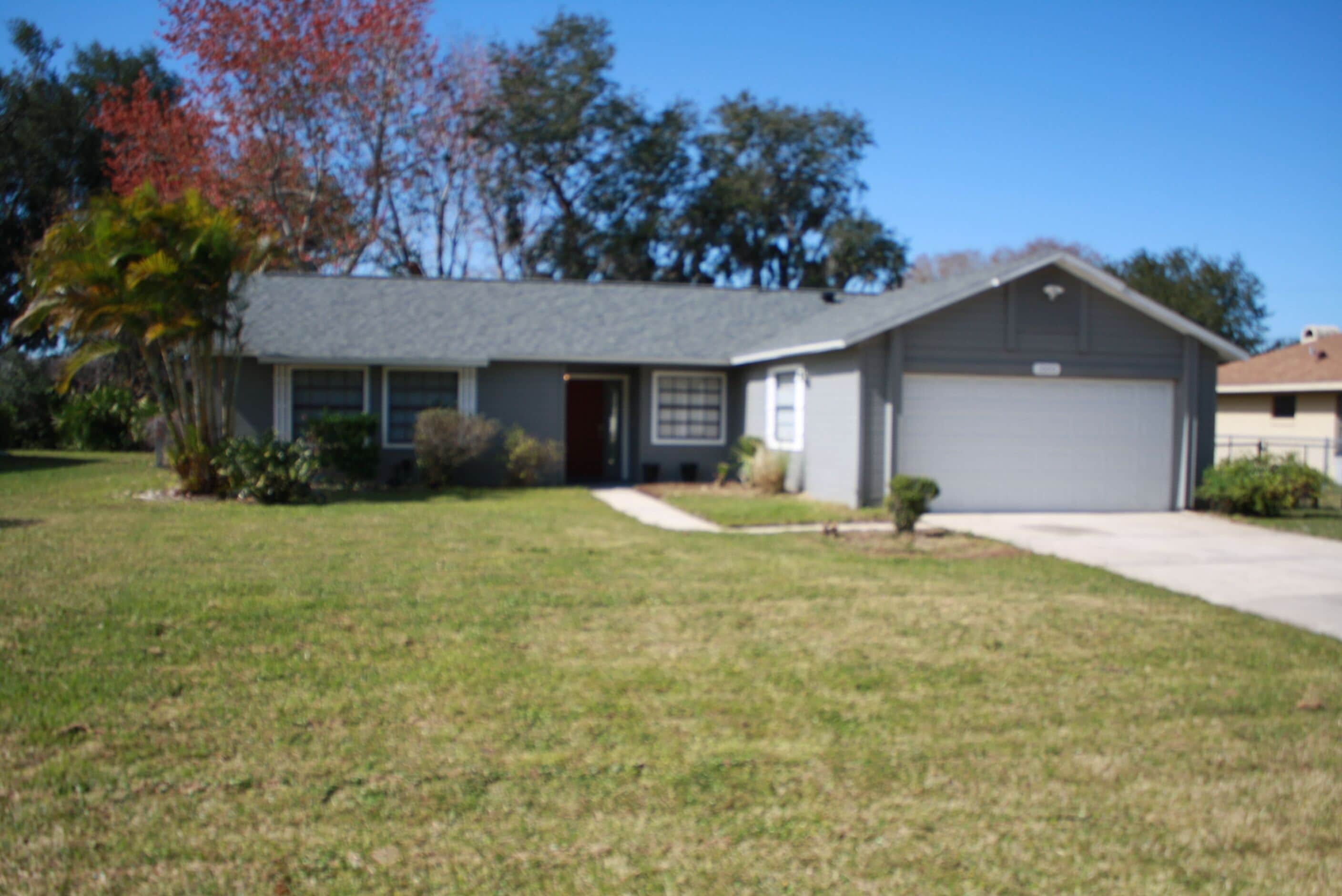 4 Bedroom Home 30 min from Daytona with King Size Bed and onsite Laundry room!