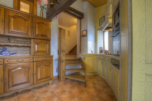 Een koelkast, een microgolfoven, een vaatwasser, een kinderstoel