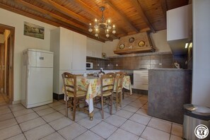 Microwave, oven, dishwasher, coffee/tea maker