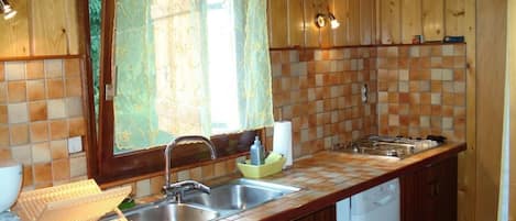 Microondas, horno, lavavajillas y cafetera y tetera