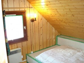 2 bedrooms, iron/ironing board, free WiFi