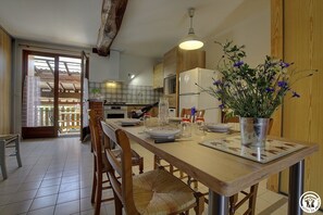 Microwave, oven, dishwasher, coffee/tea maker