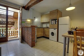 Microwave, oven, dishwasher, coffee/tea maker