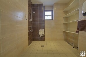 Dusche, Haartrockner, Handtücher