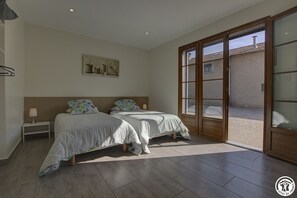 4 bedrooms, iron/ironing board, free WiFi, bed sheets - Maison D'en bas - Perouges (PEROUGES)