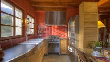Microwave, oven, dishwasher, coffee/tea maker