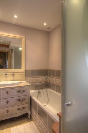 Shower - Les Epées - Conzieu - Gîte (CONZIEU)