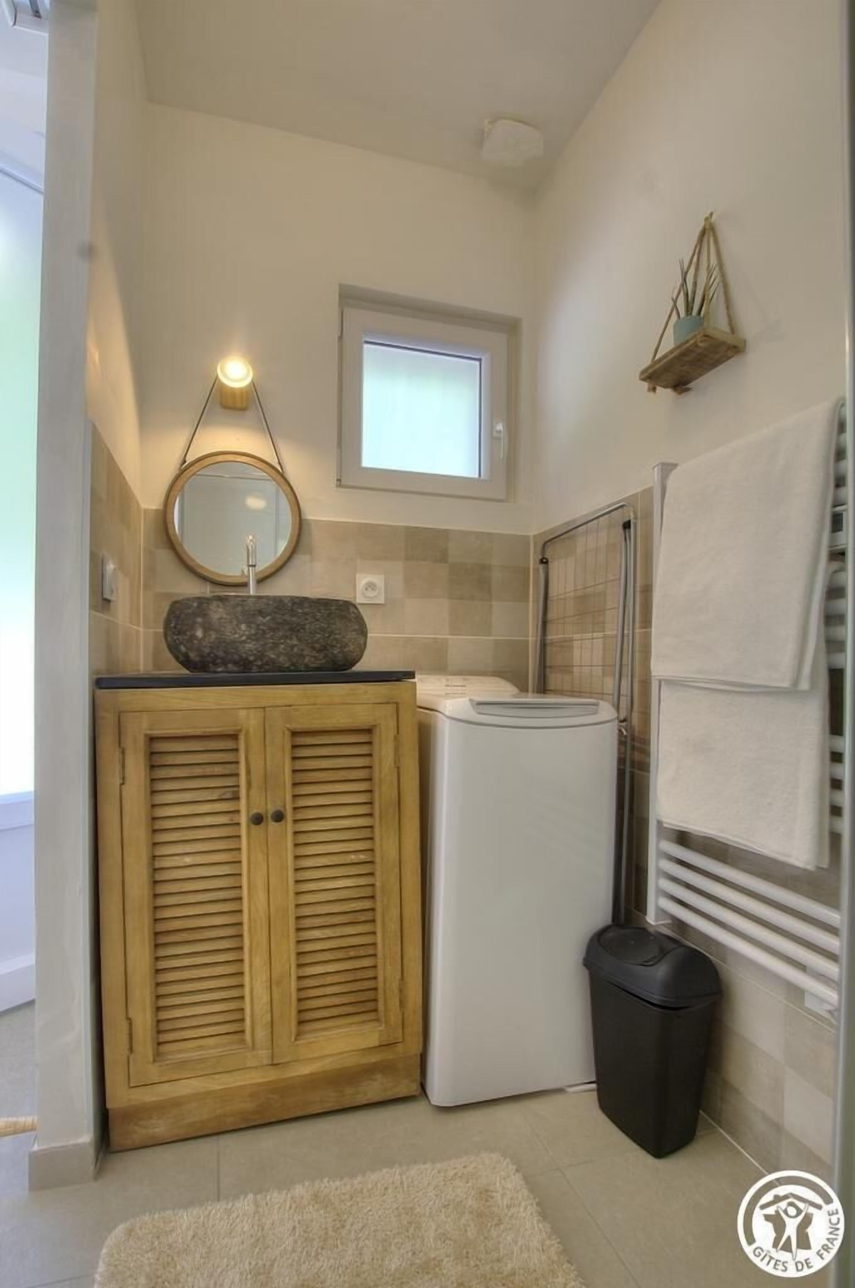 Douche, sèche-cheveux, serviettes fournies