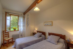 2 bedrooms, iron/ironing board, free WiFi