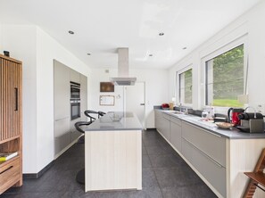 Réfrigérateur, micro-ondes, four, lave-vaisselle