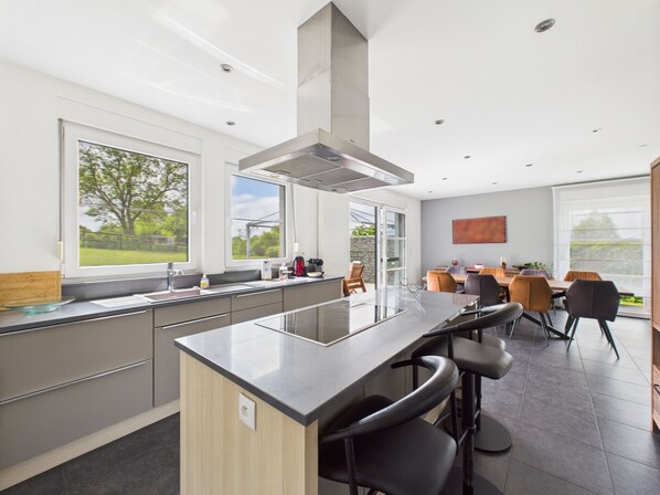 Réfrigérateur, micro-ondes, four, lave-vaisselle