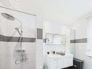 Dusche, Haartrockner, Handtücher