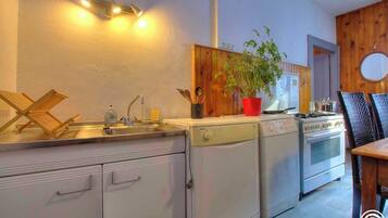 Micro-ondes, four, lave-vaisselle, cafetière/bouilloire