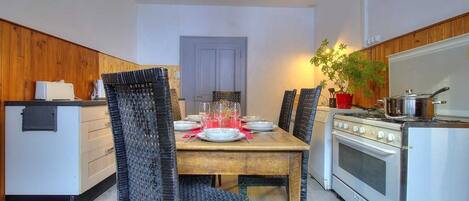 Mikrovågsugn, ugn, diskmaskin och kaffe- och tebryggare