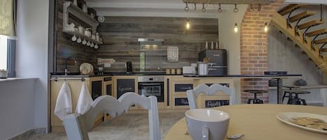 Mikrobølgeovn, ovn, opvaskemaskine, kaffe-/temaskine