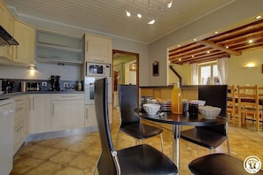 Microwave, oven, dishwasher, coffee/tea maker