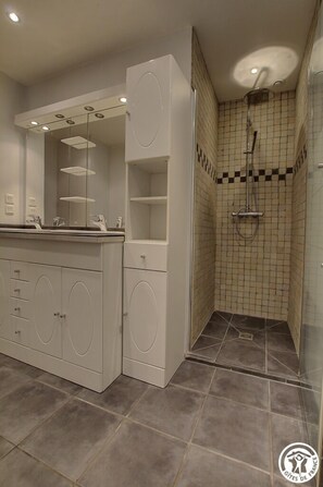 Een douche, een haardroger, handdoeken
