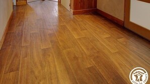 Ein Holzinnenraum mit hoher Decke und einem sichtbaren Stromkasten.