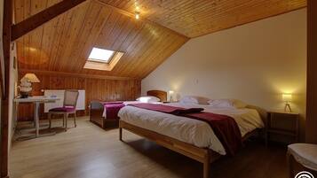 3 slaapkamers, een strijkplank/strijkijzer, gratis wifi, beddengoed