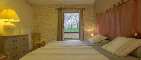 2 slaapkamers, een strijkplank/strijkijzer, gratis wifi, beddengoed