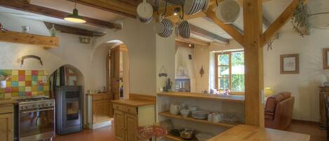 Ofen, Geschirrspüler, Wasserkocher mit Kaffee-/Teezubehör, Toaster