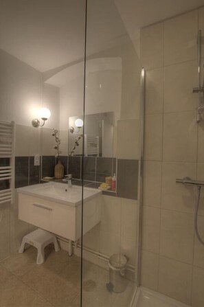 Douche, sèche-cheveux