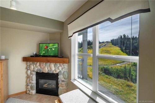 Cozy slope side Creekside condo with views - steps from the ski way!