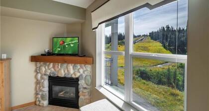 Cozy slope side Creekside condo with views - steps from the ski way!